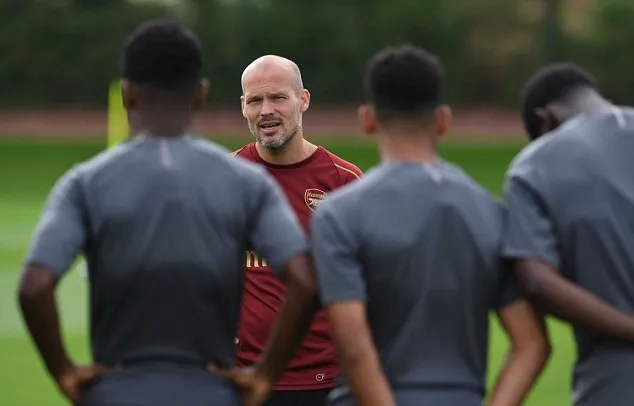 Freddie Ljungberg hằm hố trên sân tập Arsenal - Bóng Đá