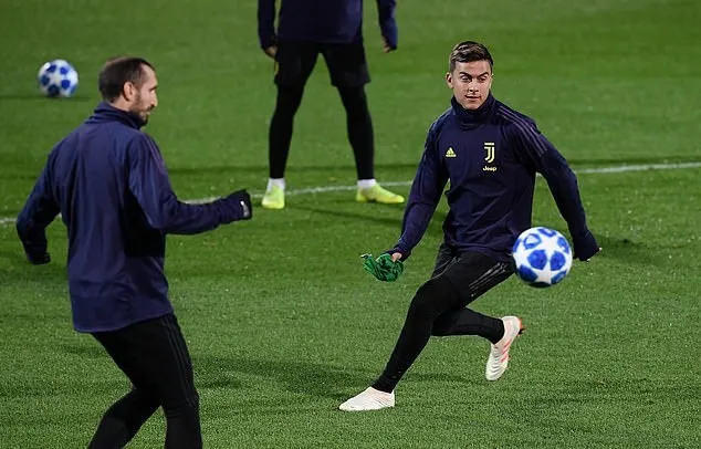 Ronaldo ngỡ ngàng trước cú ngã bàn đèn của Cuadrado - Bóng Đá