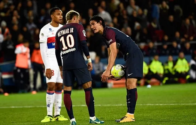 Cavani 'chê' 27 tỉ đồng để giành đá penalty cho Neymar - Bóng Đá