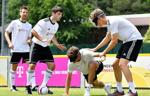 Muller và Matthias Ginter so tài bịt mắt đá bóng - Bóng Đá