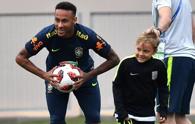 Con trai Neymar tới sân  - Bóng Đá