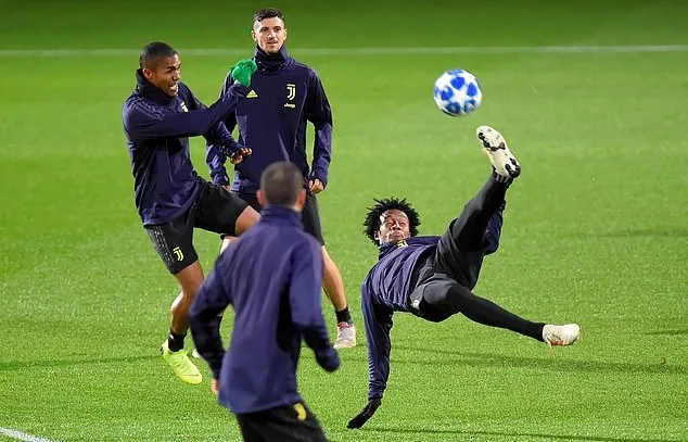 Ronaldo ngỡ ngàng trước cú ngã bàn đèn của Cuadrado - Bóng Đá