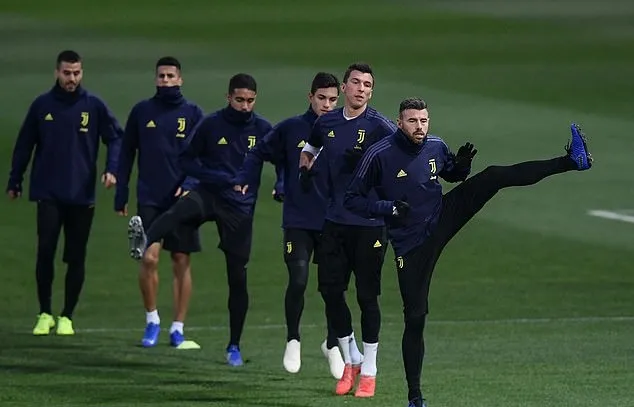 Ronaldo ngỡ ngàng trước cú ngã bàn đèn của Cuadrado - Bóng Đá