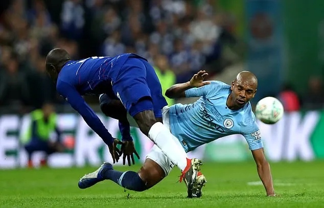 Không Fernandinho, Man City sống sao? - Bóng Đá