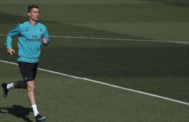 Cơ đùi Ronaldo như muốn nứt ra khi tập luyện - Bóng Đá