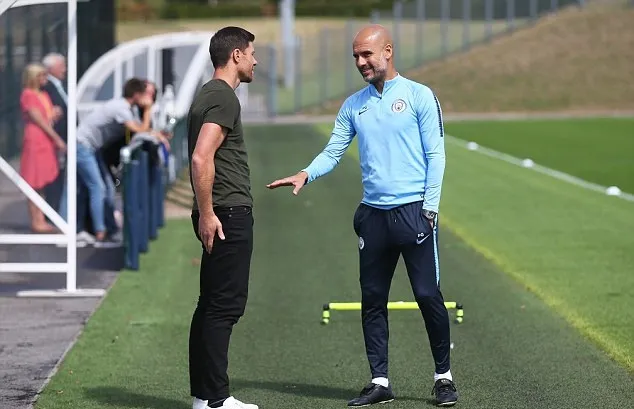 Pep Guardiola đón vị khách bất ngờ tới sân tập Man City - Bóng Đá