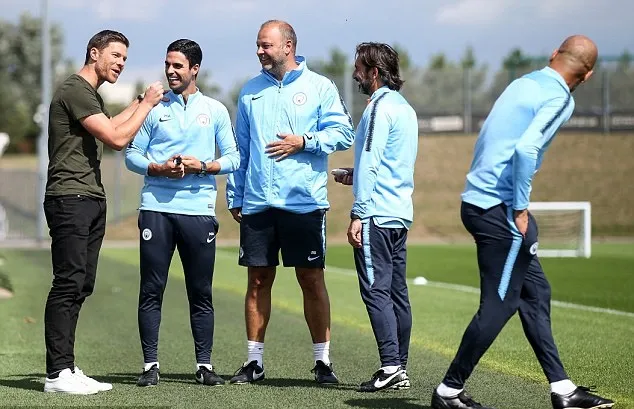 Pep Guardiola đón vị khách bất ngờ tới sân tập Man City - Bóng Đá