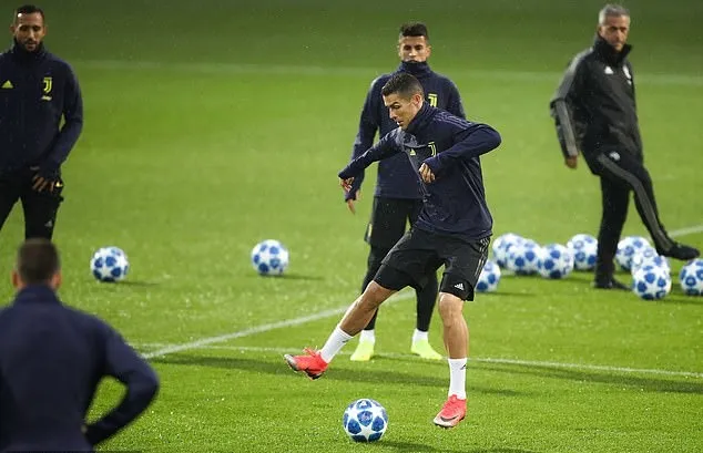 Ronaldo chỉ mặt đồng đội, Juventus chờ hạ Man Utd - Bóng Đá