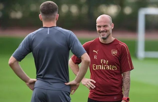 Freddie Ljungberg hằm hố trên sân tập Arsenal - Bóng Đá