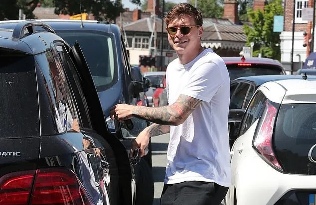 Victor Lindelof spotted out in Cheshire as he takes break from Manchester United - Bóng Đá