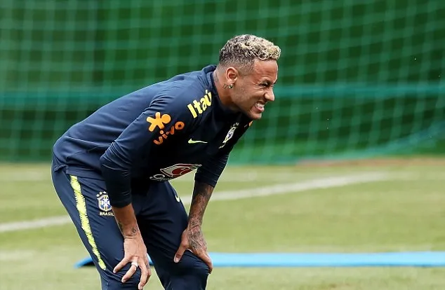 NÓNG: Neymar nhắn nhó trên sân tập, nguy cơ nghỉ hết World Cup - Bóng Đá