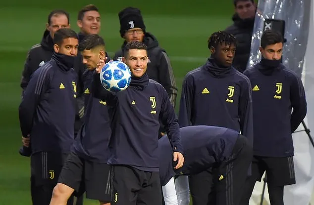 Ronaldo ngỡ ngàng trước cú ngã bàn đèn của Cuadrado - Bóng Đá