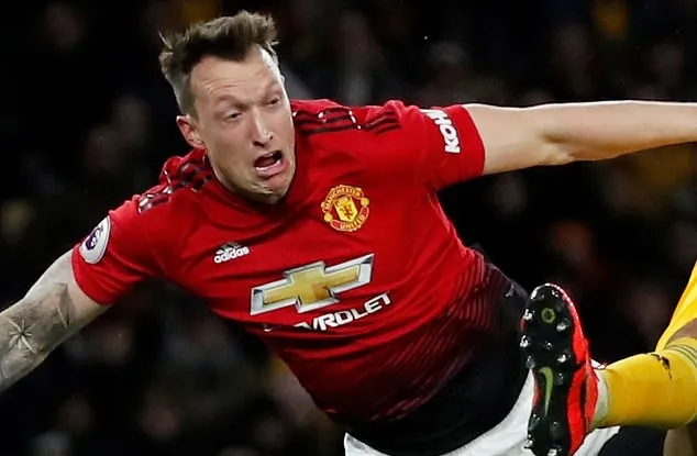 Nhìn Phil Jones mới thấy nỗi khốn khổ của hàng thủ Man Utd - Bóng Đá