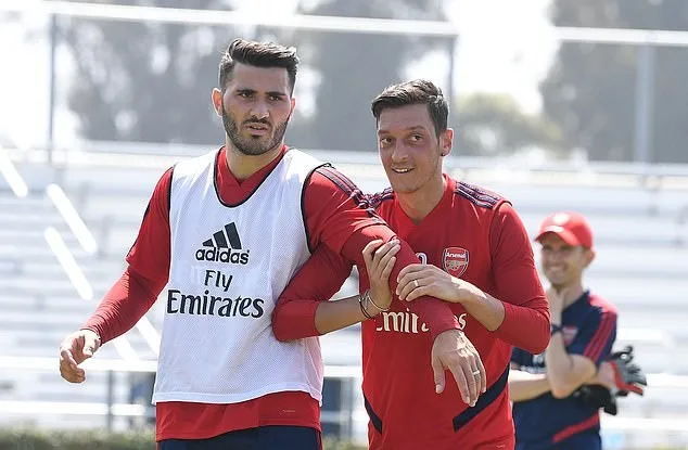 Arsenal star Ozil bundled into back seat of his car by security - Bóng Đá