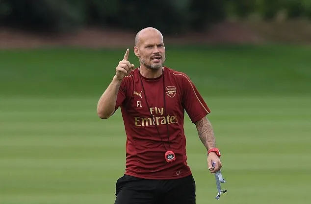 Freddie Ljungberg hằm hố trên sân tập Arsenal - Bóng Đá