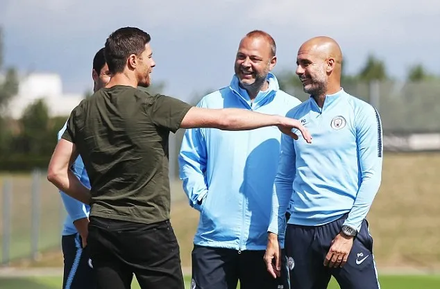 Pep Guardiola đón vị khách bất ngờ tới sân tập Man City - Bóng Đá