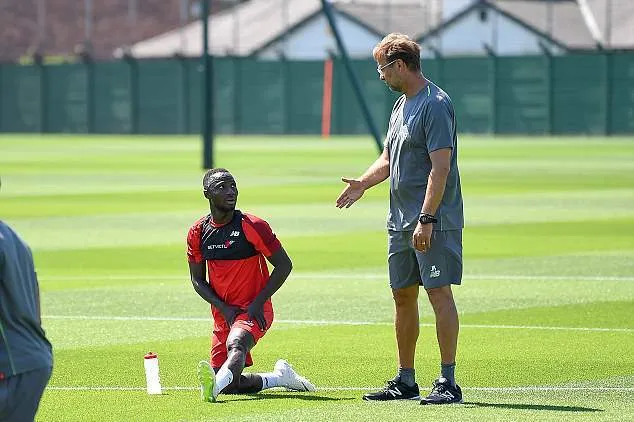 Naby Keita và Fabinho tỏ vẻ mệt mỏi trong ngày thứ 2 tập luyện cùng Liverpool - Bóng Đá