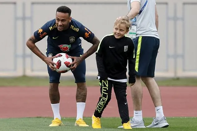 Con trai Neymar tới sân  - Bóng Đá