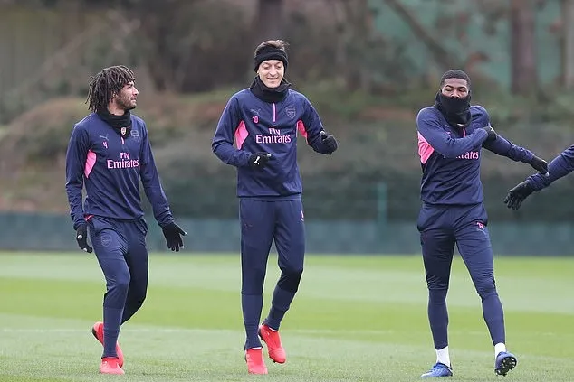 Cái lạnh khiến Ozil co rúm trong ngày trở lại sân tập Arsenal - Bóng Đá