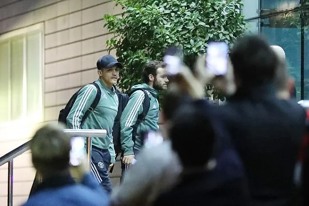 Sanchez bị fan vây kín trước ngày ra mắt tại Old Trafford - Bóng Đá