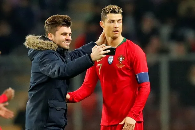 Fan cuồng vào sân 'âu yếm' Cristiano Ronaldo - Bóng Đá