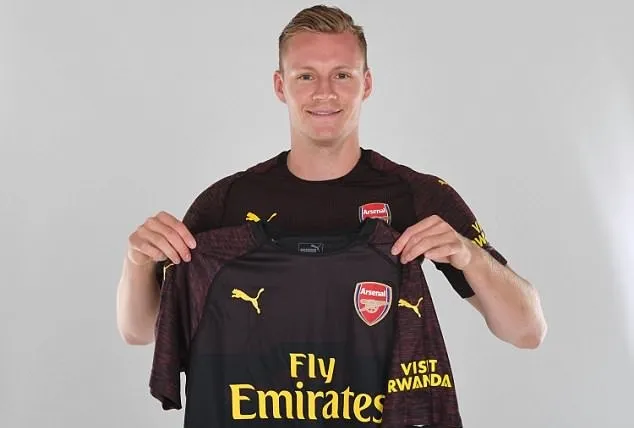 Chùm ảnh: Rạng rỡ cầm áo đấu Arsenal, Bernd Leno đe dọa vị trí của Cech - Bóng Đá