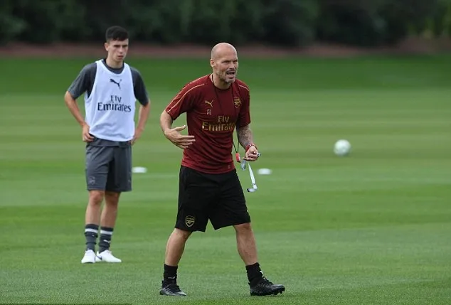 Freddie Ljungberg hằm hố trên sân tập Arsenal - Bóng Đá