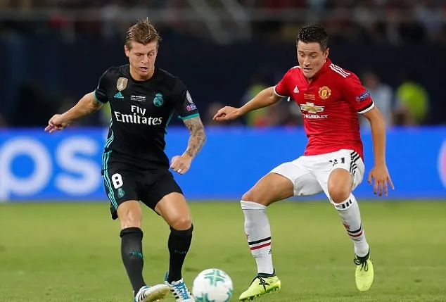 Ảnh Mata Herrera McTominay chèo thuyền - Bóng Đá