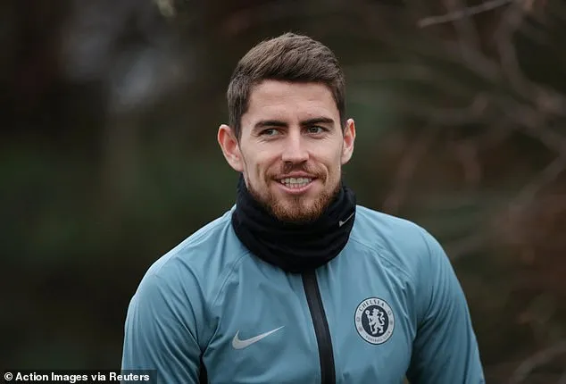 Giữa áp lực, Jorginho vẫn cười tươi trên sân tập Chelsea - Bóng Đá