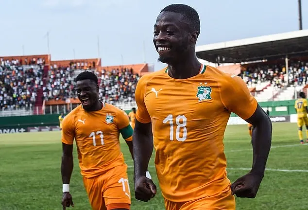 Nicolas Pepe and Wilfried Zaha will go head-to-head for the first time since their summer transfer sagas on Sunday. - Bóng Đá