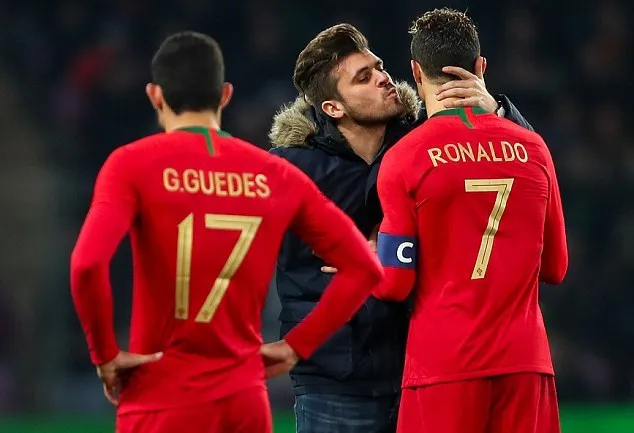 Fan cuồng vào sân 'âu yếm' Cristiano Ronaldo - Bóng Đá