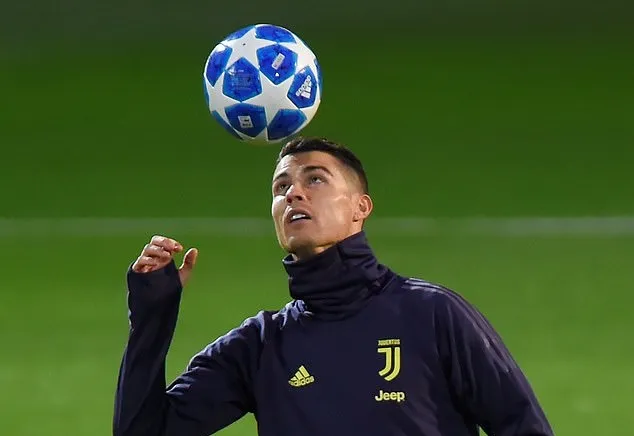 Ronaldo ngỡ ngàng trước cú ngã bàn đèn của Cuadrado - Bóng Đá