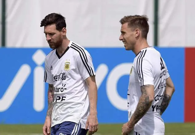 Dàn sao Argentina tươi như hoa trước trận 'tử chiến' - Bóng Đá