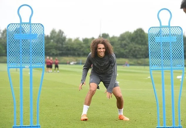 Tân binh Arsenal trông giống David Luiz y đúc trên sân tập - Bóng Đá