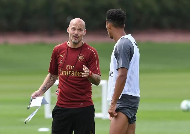 Freddie Ljungberg hằm hố trên sân tập Arsenal - Bóng Đá