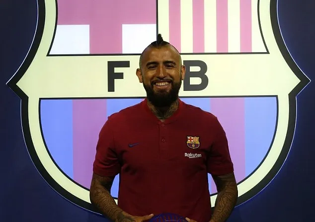 Chùm ảnh Vidal tới Barcelona - Bóng Đá