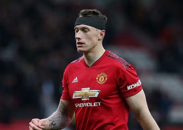 Phil Jones 'đổ máu' là điều cần thiết với Man Utd thời điểm này - Bóng Đá