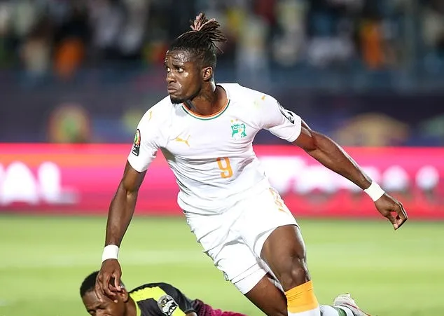 Nicolas Pepe and Wilfried Zaha will go head-to-head for the first time since their summer transfer sagas on Sunday. - Bóng Đá
