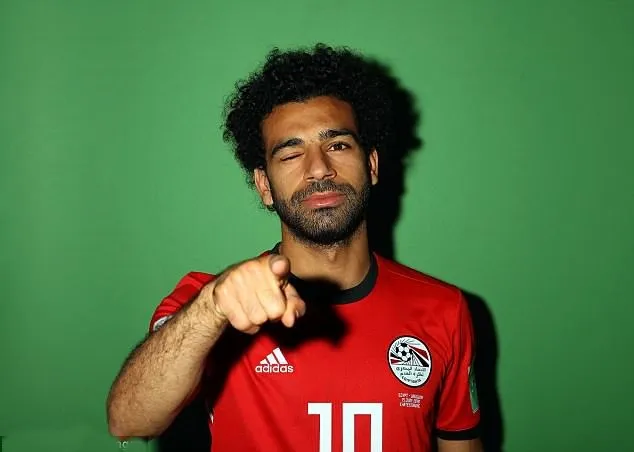 mohamed salah chụp ảnh áo đấu - Bóng Đá