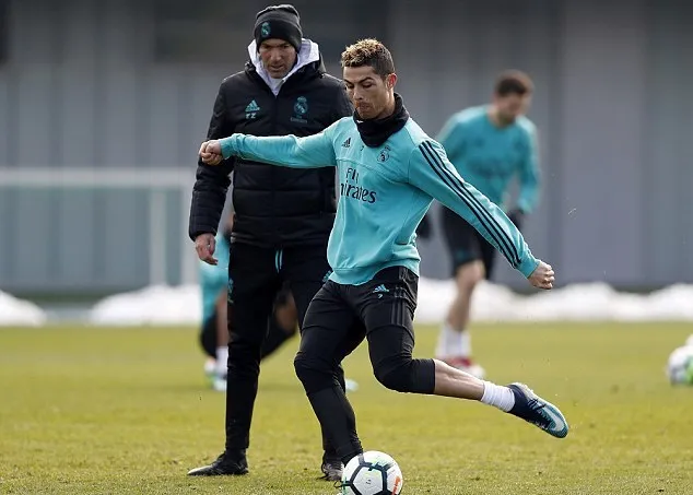Zinedine Zidane trầm tư trước ma trận tin đồn - Bóng Đá