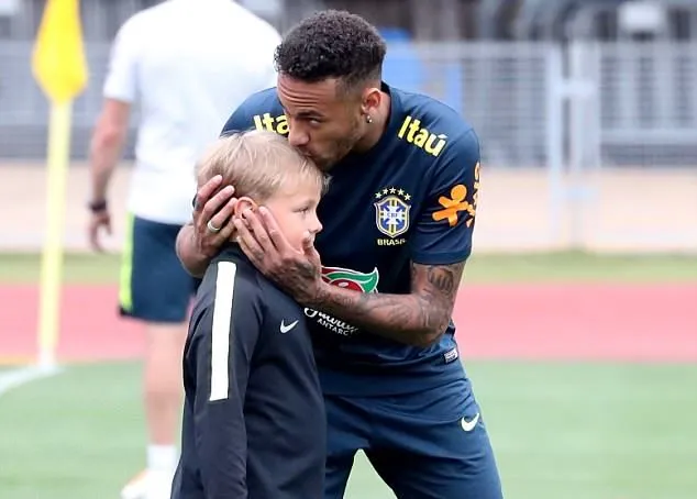 Con trai Neymar tới sân  - Bóng Đá