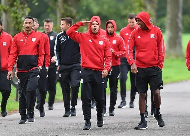 Không cần màu mè, Depay vẫn rất nổi bật tại Manchester - Bóng Đá