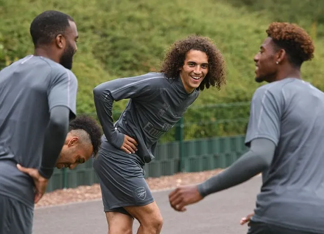 Tân binh Arsenal trông giống David Luiz y đúc trên sân tập - Bóng Đá