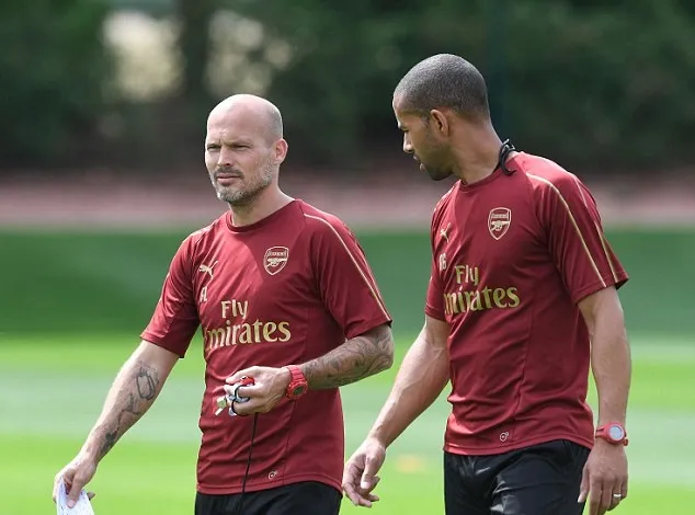 Freddie Ljungberg hằm hố trên sân tập Arsenal - Bóng Đá