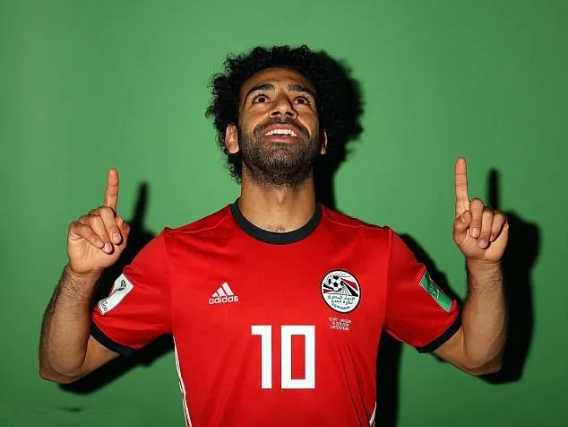 mohamed salah chụp ảnh áo đấu - Bóng Đá