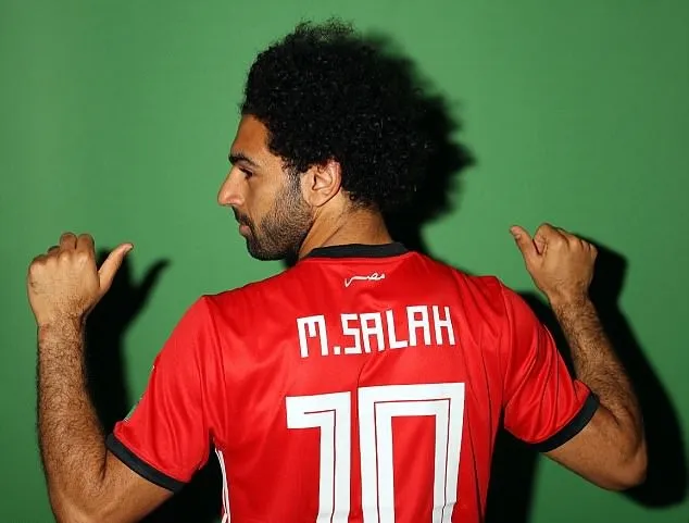 mohamed salah chụp ảnh áo đấu - Bóng Đá