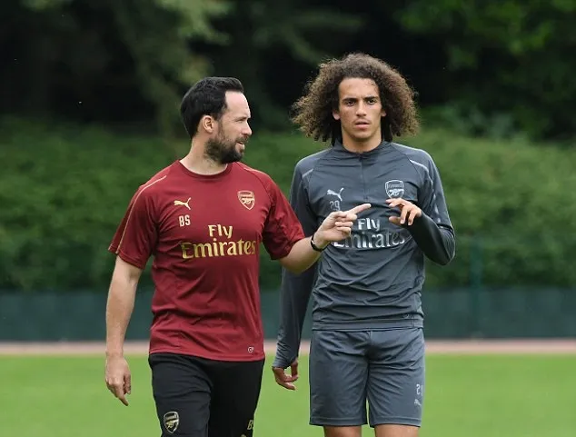 Tân binh Arsenal trông giống David Luiz y đúc trên sân tập - Bóng Đá