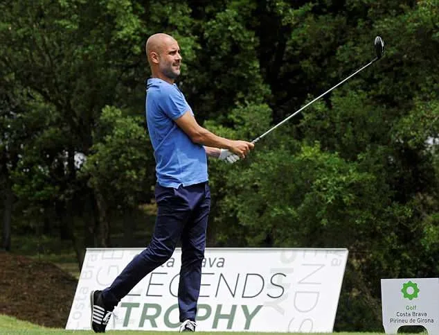 Mặc Toure cay cú, Pep Guardiola thong thả đi đánh golf - Bóng Đá