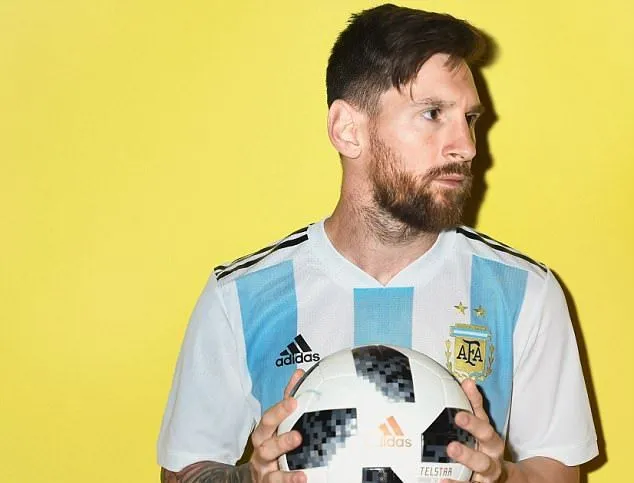 Messi nghiêm túc trong buổi chụp hình của tuyển Argentina - Bóng Đá