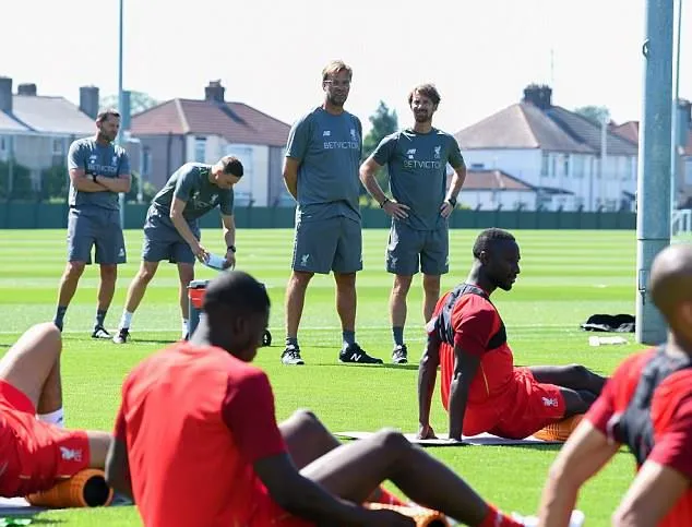 Naby Keita và Fabinho tỏ vẻ mệt mỏi trong ngày thứ 2 tập luyện cùng Liverpool - Bóng Đá